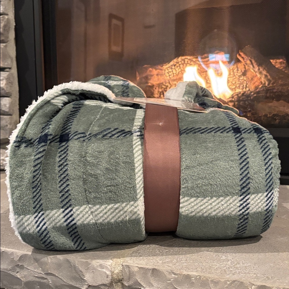 American Traditions King Reversible plush,velvet/sherpa blanket,warm,cozy ,plaid - Picture 5 of 7